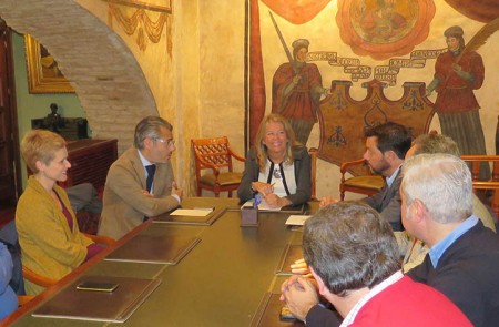 La alcaldesa agiliza el pago de la ayuda a las cofradías de Semana Santa