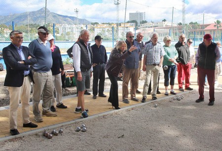 Muñoz presume de mejorar una pista de petanca en Nueva Andalucía
