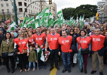 El PSOE acusa a Rajoy de encerrarse en el Palacio de Congresos y no escuchar