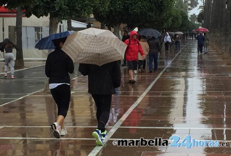 Un nuevo fin de semana de intensas lluvias deja 35 litros en Marbella