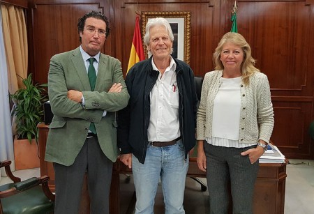 La alcaldesa habla de un nuevo pliego tras reunirse con la Triple A  