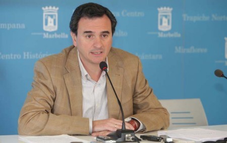 El portavoz del bipartito dice que el colectivo antideslinde es "afín" al PSOE