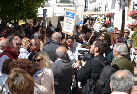 Abuchean y llaman traidores a Piña y Osorio en la puerta del Ayuntamiento