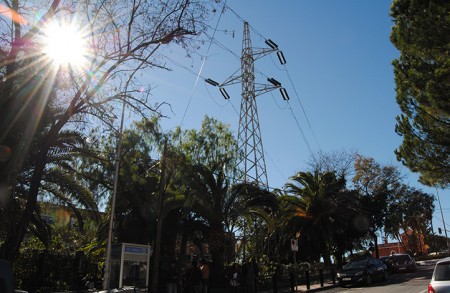 IU reclama al bipartito que soterre los cables eléctricos en el CEIP Al-Andalus