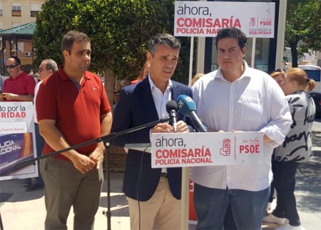 El PSOE recoge firmas para exigir una comisaría para San Pedro Alcántara