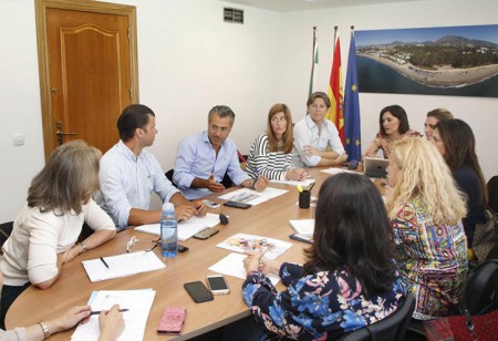 Marbella advertirá a los turistas sobre aspectos como el torsonudismo