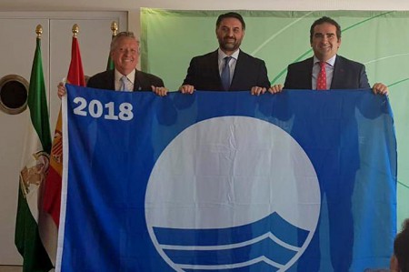 Marbella recibe las cinco banderas azules que lucirá este verano en su litoral