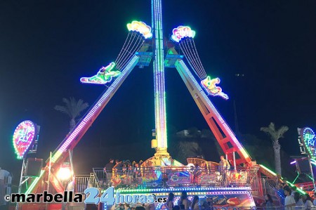 Un recinto ferial de noche en Marbella sin noria y montado a última hora 