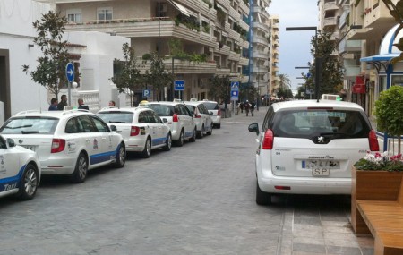 Marbella estrecha el cerco a los taxis piratas como cada verano