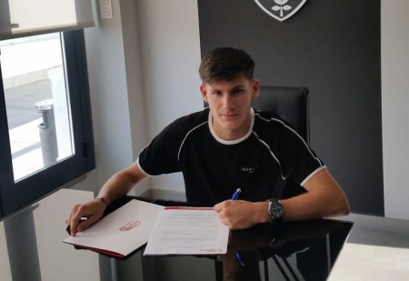 El extremo marbellí Cristian Gutiérrez firma por el juvenil del Granada