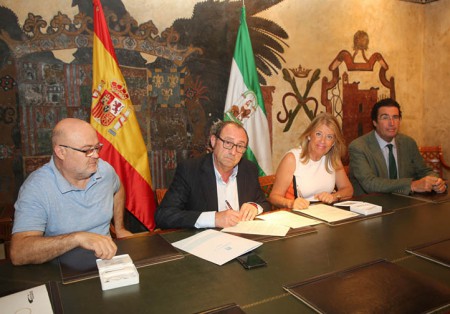 Marbella firma un convenio por diez meses con el Colegio de Veterinarios