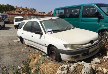 El PSOE denuncia el aumento de coches abandonados en Marbella 