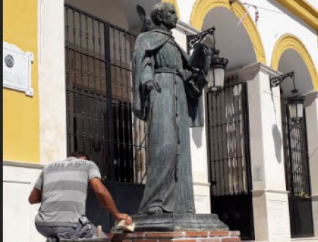 Piña pisa otro charco: coloca la estatua del patrón en el hueco de una palmera
