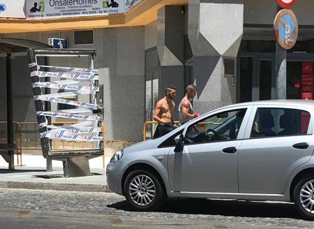 Marbella reparte folletos a los turistas para intentar evitar el torsonudismo