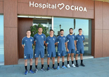 Los jugadores del Marbella FC pasan reconocimiento en Hospital Ochoa
