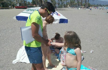 Marbella repite el servicio de pulseras para evitar extravíos en las playas