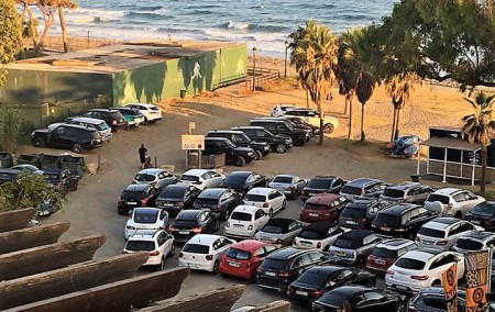 IU denuncia el "descontrol" en el acceso de ambulancias a las playas