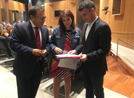 Bernal traslada en el Congreso las necesidades de las playas de Marbella