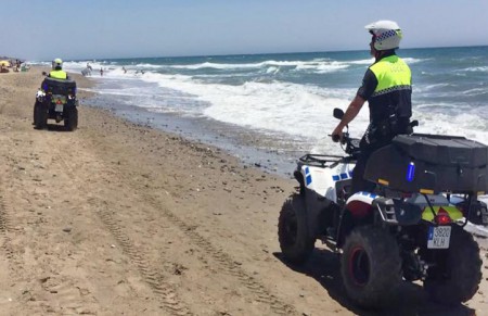 La Policía Local interviene en las playas de Marbella 70 kilos de pasteles y fruta
