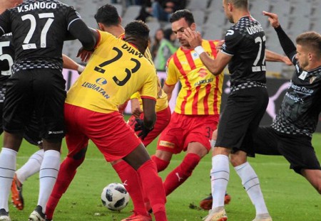 Iván Márquez se asienta en la titularidad en el triunfo ante Wisla Cracovia