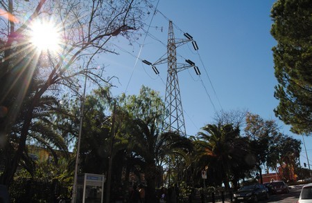 IU pide que se soterren los cables de alta tensión en el colegio Al-Andalus