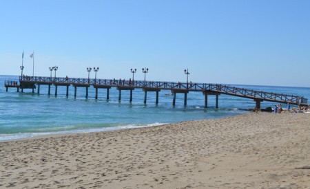Investigan la aparición del cadáver de un hombre en una playa de Marbella