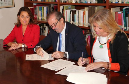 Muñoz vuelve a firmar el convenio sobre la oficina hipotecaria tras incumplirlo