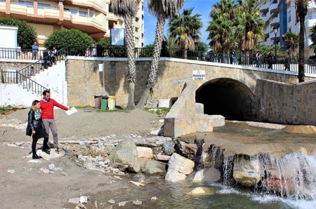 IU denuncia que la empresa FCC tiene desatendidas las playas de Marbella