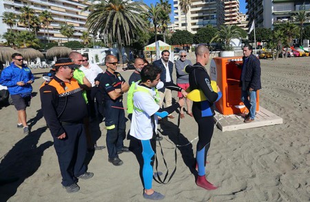 Simulacro de salvamento con los puntos naranja de las playas de Marbella