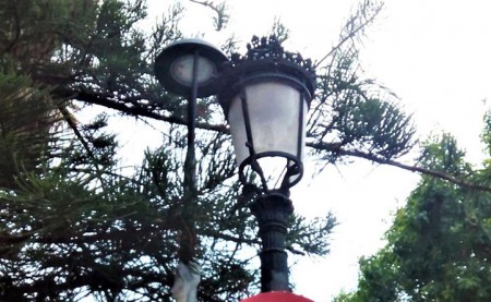 IU denuncia el "despilfarro" al sustituirse farolas en buen estado en Marbella