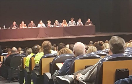 Los trabajadores piden al bipartito que detenga el reparto de sobresueldos