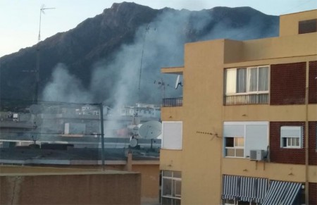 Fallece una mujer y otra resulta herida al incendiarse una vivienda en Marbella