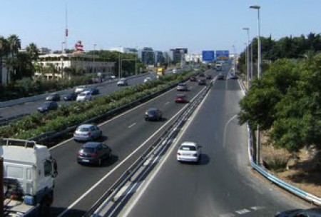 Muere un motociclista al colisionar con un camión en la A-7 en Marbella