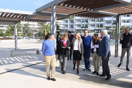La alcaldesa inaugura la remodelación de la Plaza del Mar de Marbella