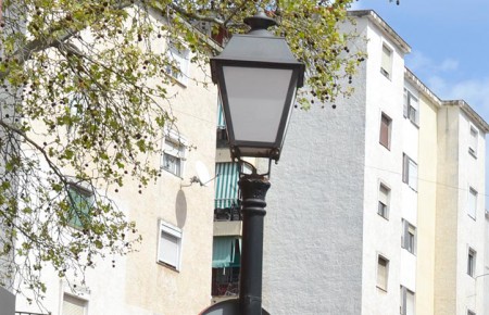 El PSOE critica el despilfarro en farolas que "no gustan a los vecinos"