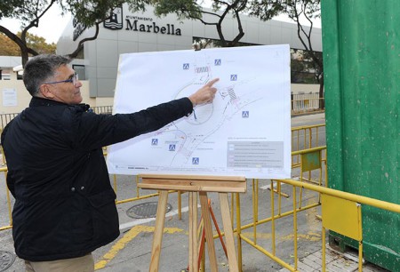 El Ayuntamiento parchea tres calles de Marbella y presume de obras