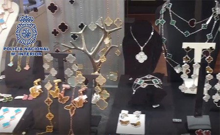 Dos detenidos en Marbella por vender joyas falsas y obtener 100.000 euros