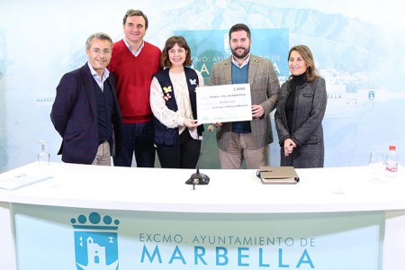 Debra recibe los 2.000 euros de la zambomba de La Pollinica de Marbella