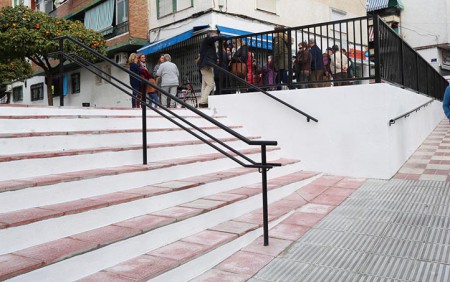 Ángeles Muñoz inaugura una escalera y presume de atención a los barrios