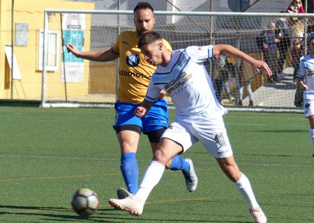 El Atlético Marbella vuelve a ganar fuera en el campo del Benamiel (0-1)