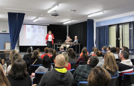 Un centenar de personas acuden al taller de la ampas sobre acoso escolar