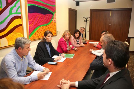 La delegada de Educación de la Junta aporta solo buenas palabras a Marbella