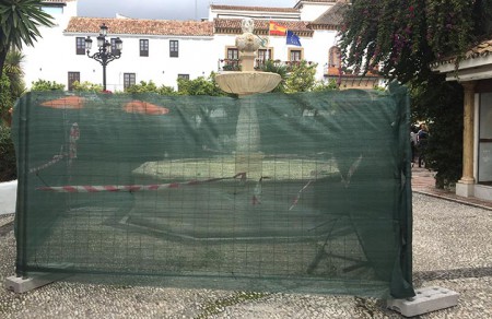 El Ayuntamiento vuelve a restaurar la fuente de la plaza de Los Naranjos
