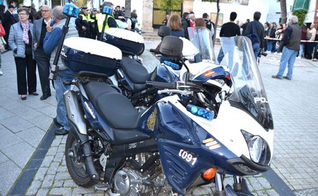 Policías de servicio en una procesión de Marbella salvan a dos personas de un incendio