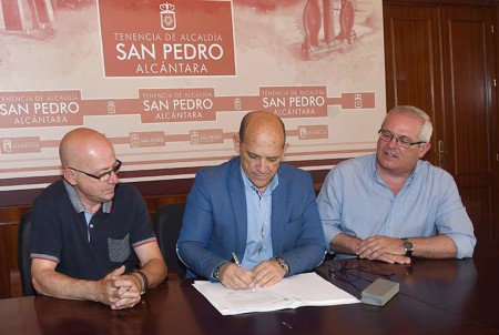 Piña se despide con subvenciones y la cesión de un terreno a la cofradía