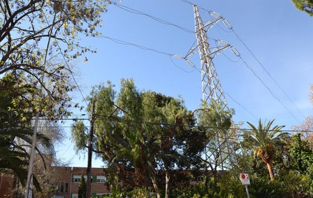 El PSOE reclama el soterramiento de cables junto al CEIP Al-Ándalus