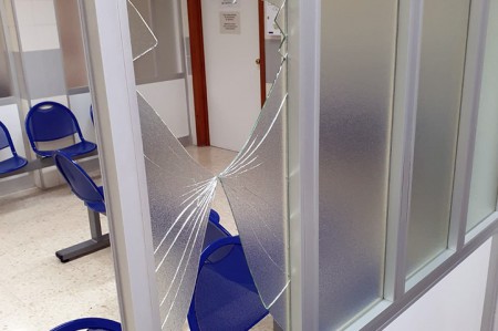 Un hombre destroza instalaciones del centro de salud de San Pedro y amenaza de muerte al personal