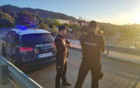 Dos policías evitan que un hombre se arroje a la autopista en Marbella