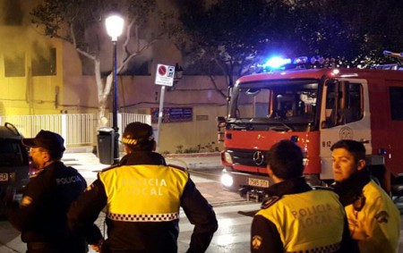 Un incendio obliga a desalojar de madrugada un edificio en Marbella