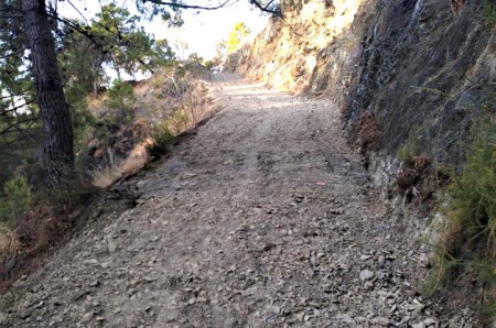 IU denuncia la instalación de una acometida de agua en un sendero